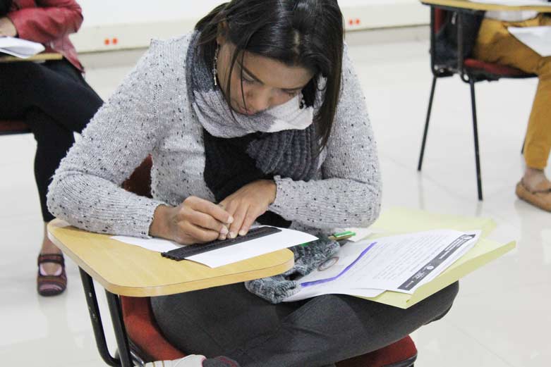 Fotografía, usuario del instituto aprendiendo braille