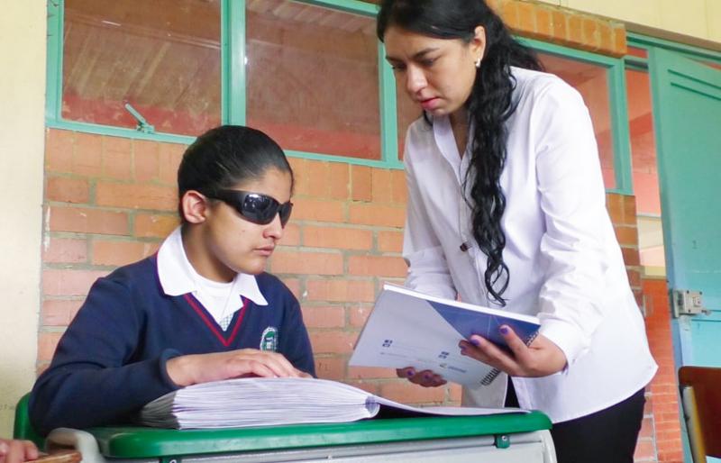 Personas con discapacidad visual recibiendo asistencia técnica