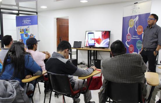 Personas con discapacidad aprendiendo de AudioDescripcion