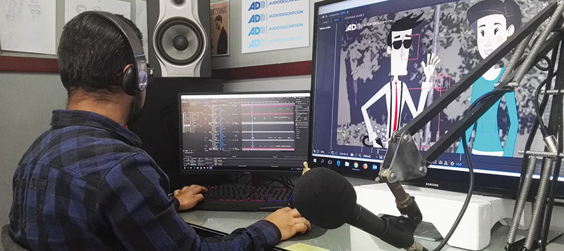 Funcionario realizando videos con audio descripción