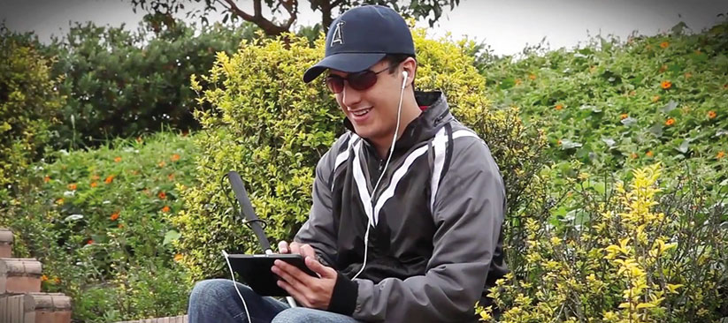 Persona con discapacidad visual escuchando un libro en una tablet