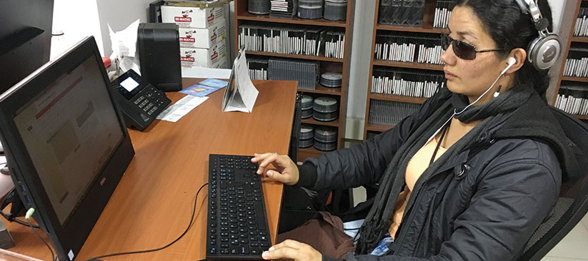 Funcionaria con discapacidad visual en la biblioteca virtual para ciegos