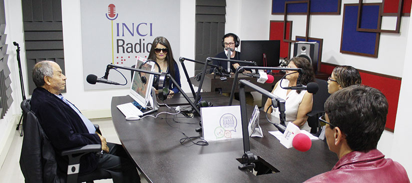 Personas con discapacidad visual en la cabina de inci radio