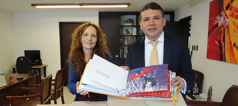 Carlos Parra Dussan recibiendo libros en braille