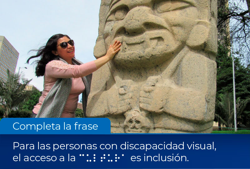 Fotografía, Persona con discapacidad visual tocando una escultura en piedra