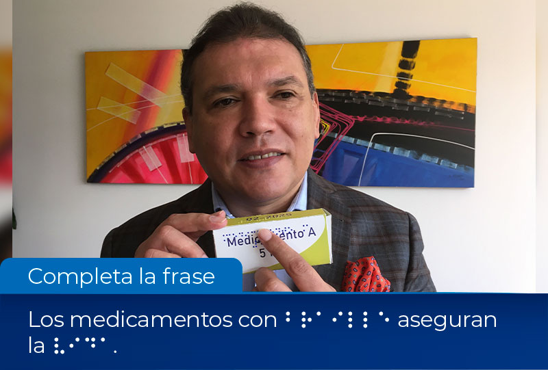 Fotografía, Carlos parra Dussan con la caja de un medicamento en braille