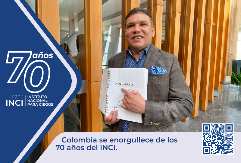 Carlos Parra Dussan sosteniendo un libro en braille. - Colombia se enorgullece de los 70 años del INCI.