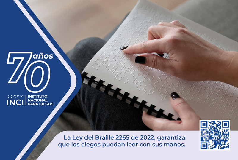 Mujer leyendo libro en braille.- La ley del Braille 2265 de 2022, garantiza que los ciegos puedan leer con sus manos.