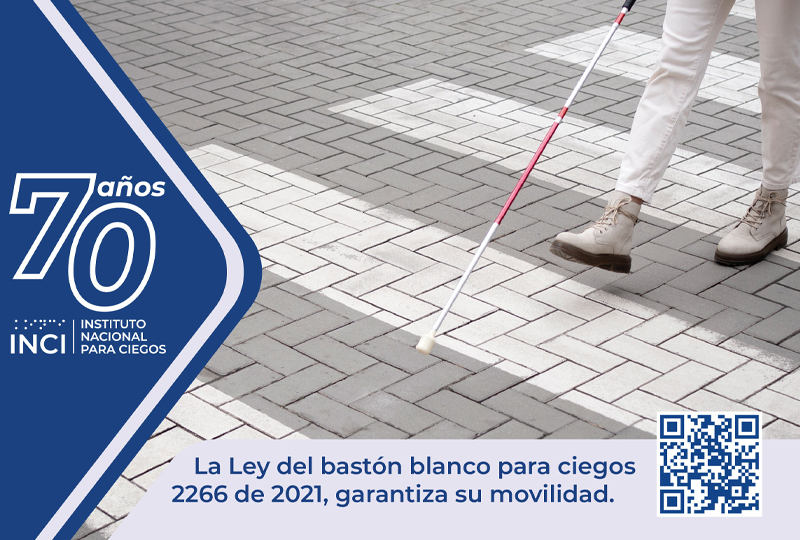 Persona cruza una calle ayudada de su bastón blanco. - La ley del bastón blanco para ciegos 2266 de 2021, garantiza su movilidad.