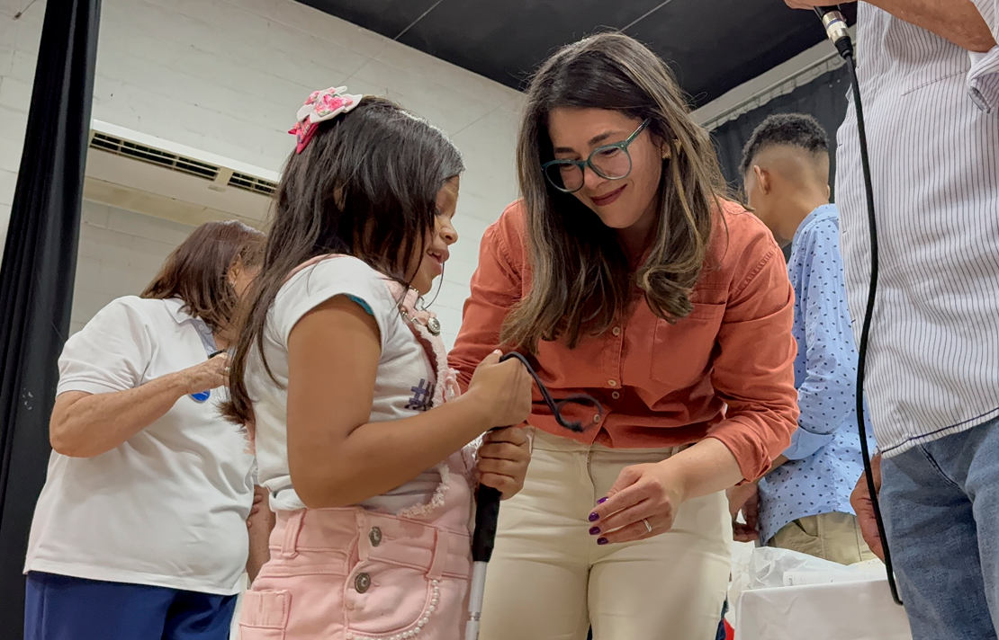 Andrea Carolina Chacón, directora del INCI, acompaña a una niña con discapacidad visual durante una actividad de orientación y movilidad, mientras la menor sostiene un bastón blanco en un espacio interior.