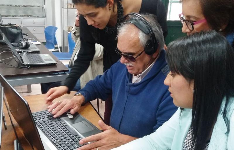 Persona con discapacidad visual recibiendo asistencia técnica