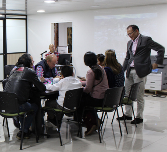 Fotografía, personas con discapacidad visual, recibiendo un taller por parte de Enrique King