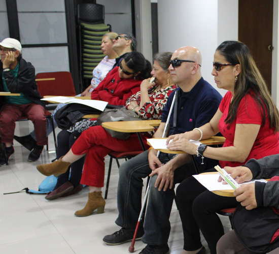 Fotografía, Grupo de personas con discapacidad visual en el centro cultural