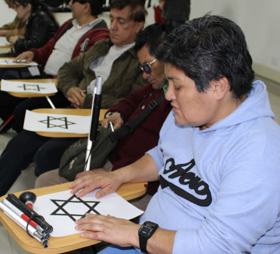 Fotografía, Grupo personas con discapacidad visual interactuando con material Didactico