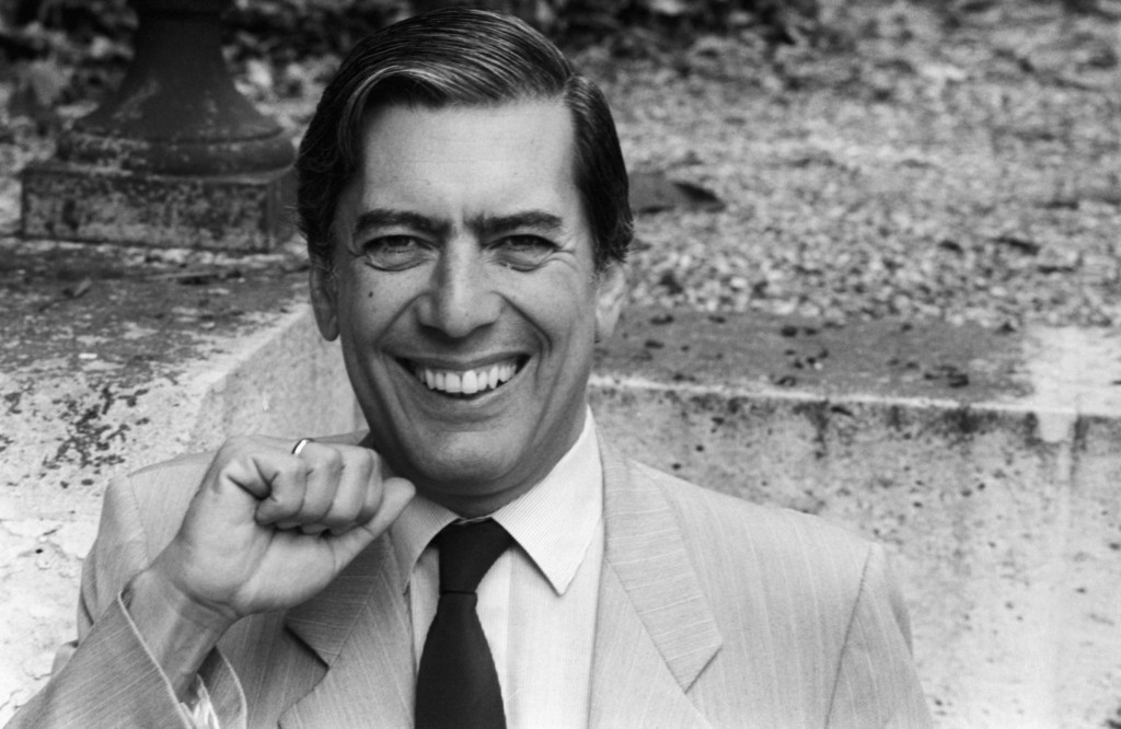 imagen antigua en blanco y negro de Mario vargas llosa