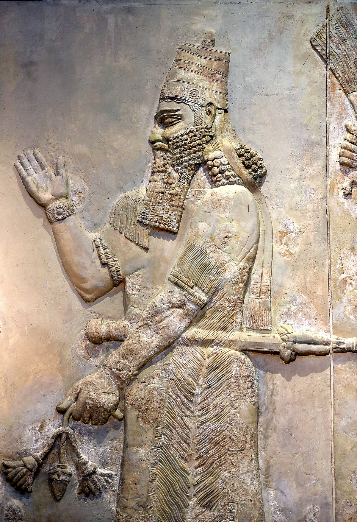 Bajorrelieve de alabastro procedente del palacio real de Sargón II en Dur Sharrukin, representando al rey. Museo Nacional de Irak.