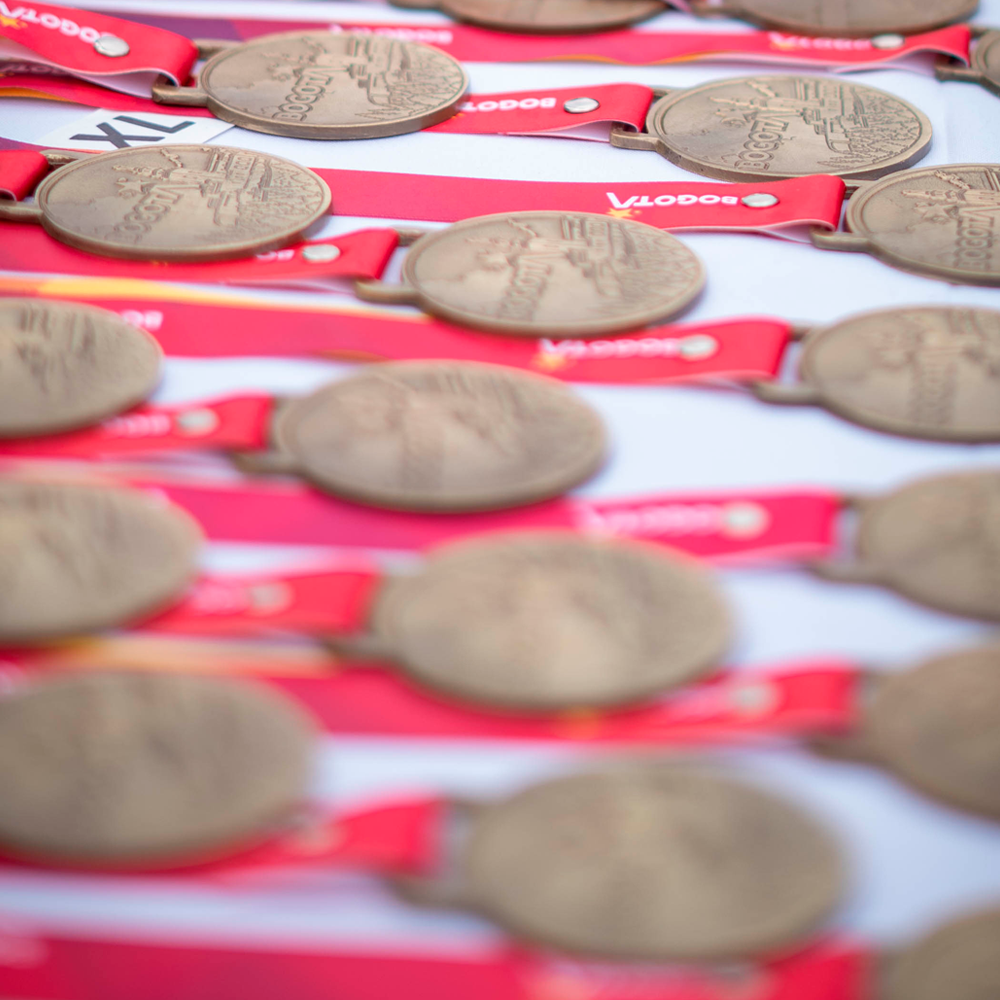 Medallas de la carrera 5K Sin Límites dispuestas sobre una mesa antes de ser entregadas a los participantes.