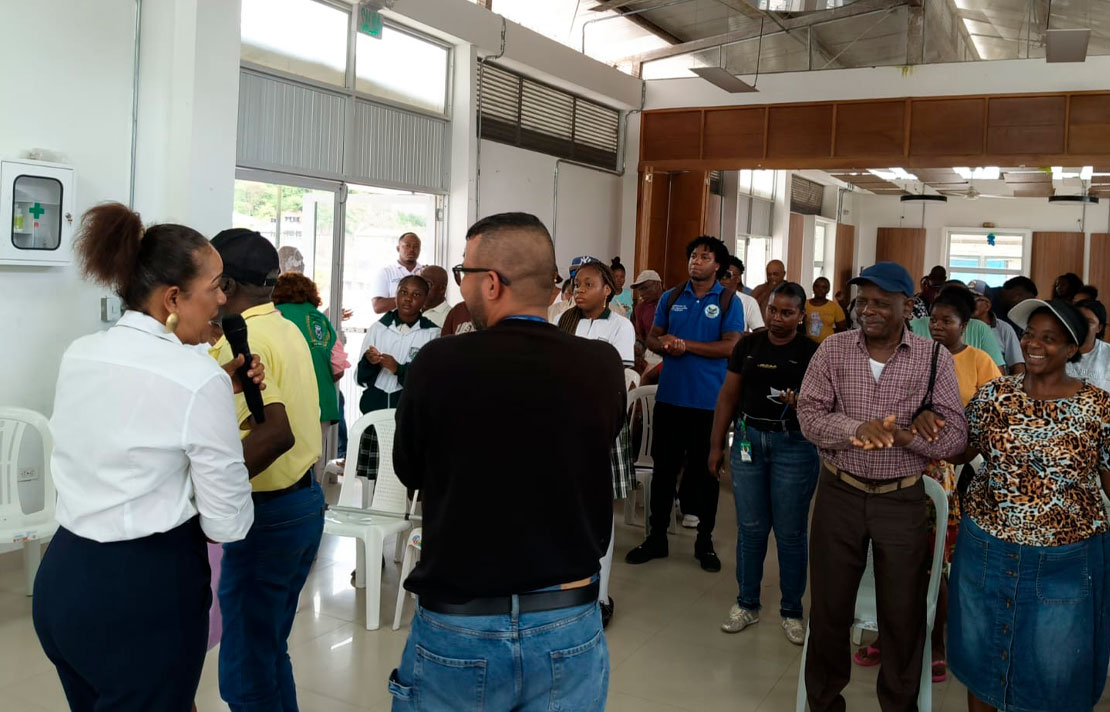 Participantes de la jornada en Istmina realizan ejercicios prácticos de movilidad y acompañamiento para fortalecer la orientación segura de personas ciegas y con baja visión.