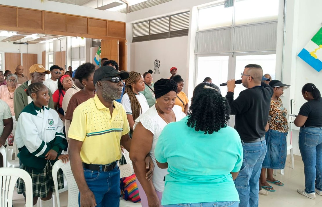 Personas con discapacidad visual, familiares, cuidadores y miembros de la comunidad participan en ejercicios prácticos de guía y orientación durante la jornada liderada por el INCI en Istmina.