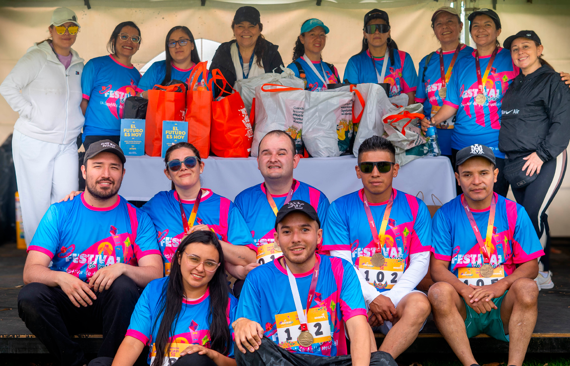 Andrea Carolina Chacón, directora del INCI, junto a colaboradores del Instituto y participantes con discapacidad visual de la carrera 5K Sin Límites, posan en grupo durante la jornada realizada en el marco del Festival de Verano de Bogotá
