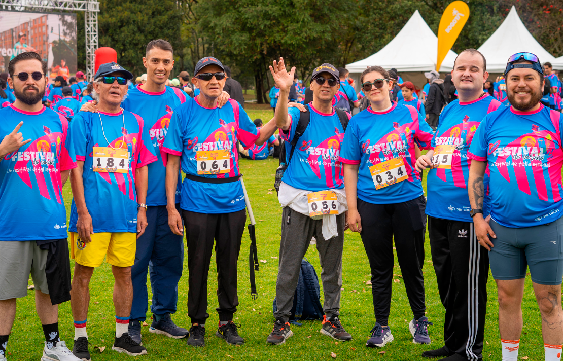 Andrea Carolina Chacón, directora del INCI, posa junto a un grupo de participantes con discapacidad visual y sus acompañantes durante la carrera 5K Sin Límites, realizada en el marco del Festival de Verano de Bogotá.