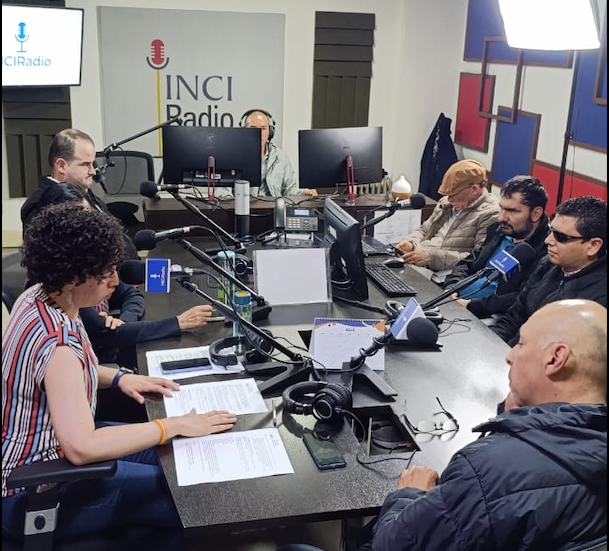 todo el equipo en plena, haciendo el primer programa en la cabina de INCIradio