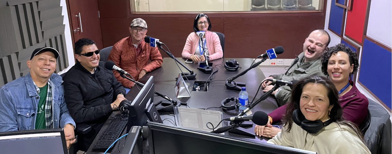 parte del equipo sonríe en cabina