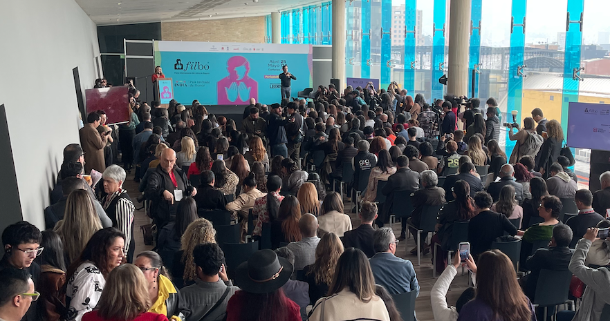 evento lanzamiento de la feria del libro, de fondo se ve el logo de la feria cuyo invitado es la india
