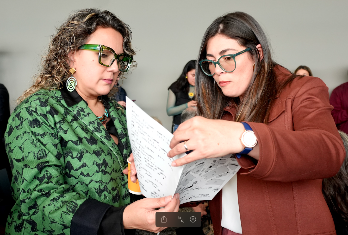 la directora de la filbo Adriana Ángel y la directora del INCI Andrea Carolina Chacón detallan un mapa háptico de la feria del libro