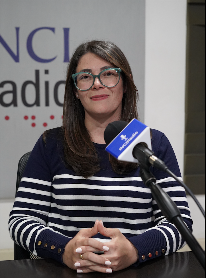 directora Andrea Carolina Chacón Castillo en la cabina de inciradio ella esta frente al micrófono
