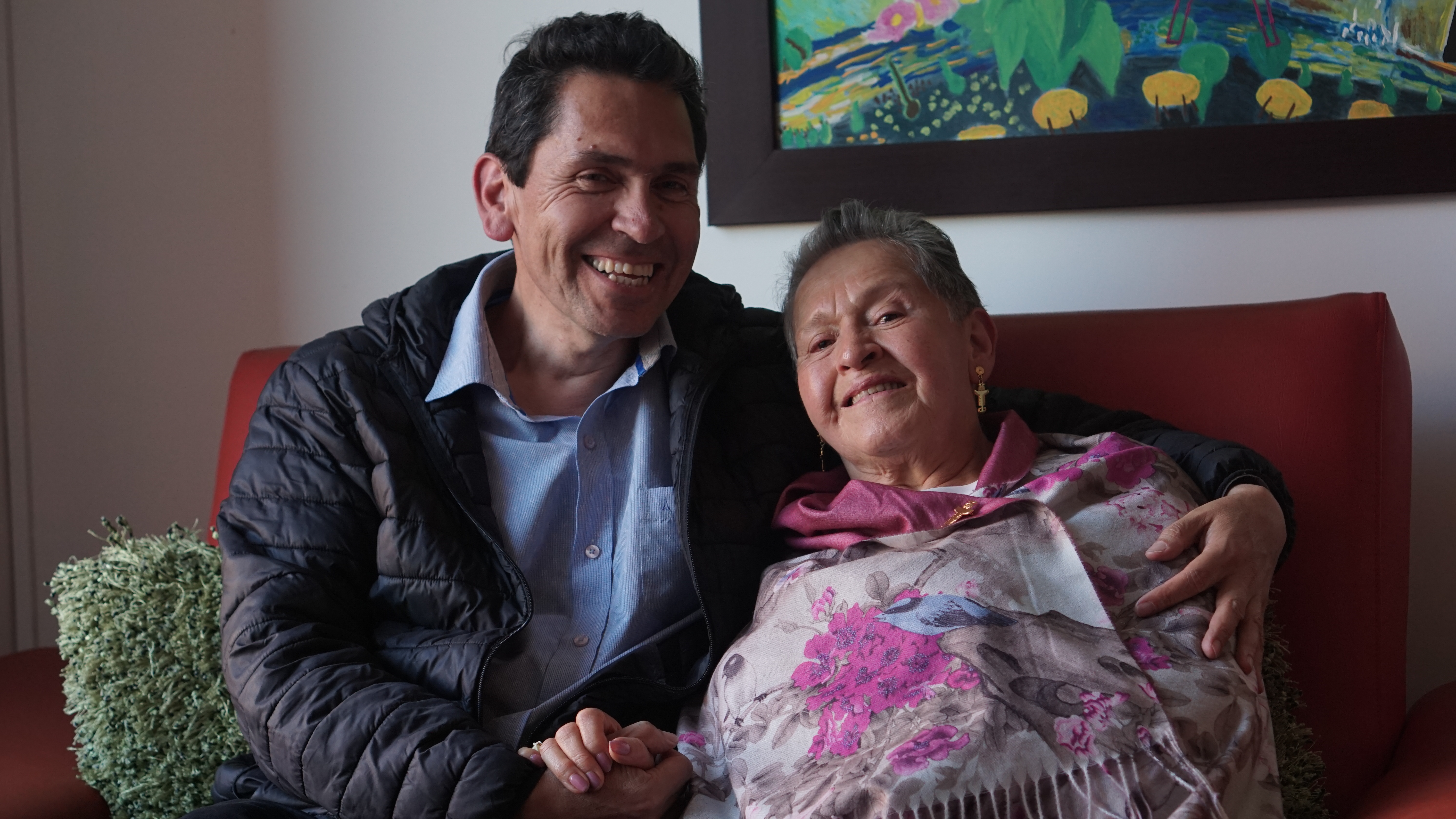 Juan Carlos creador de la nota aparece con su madre sonriendo y sentados en un sofá