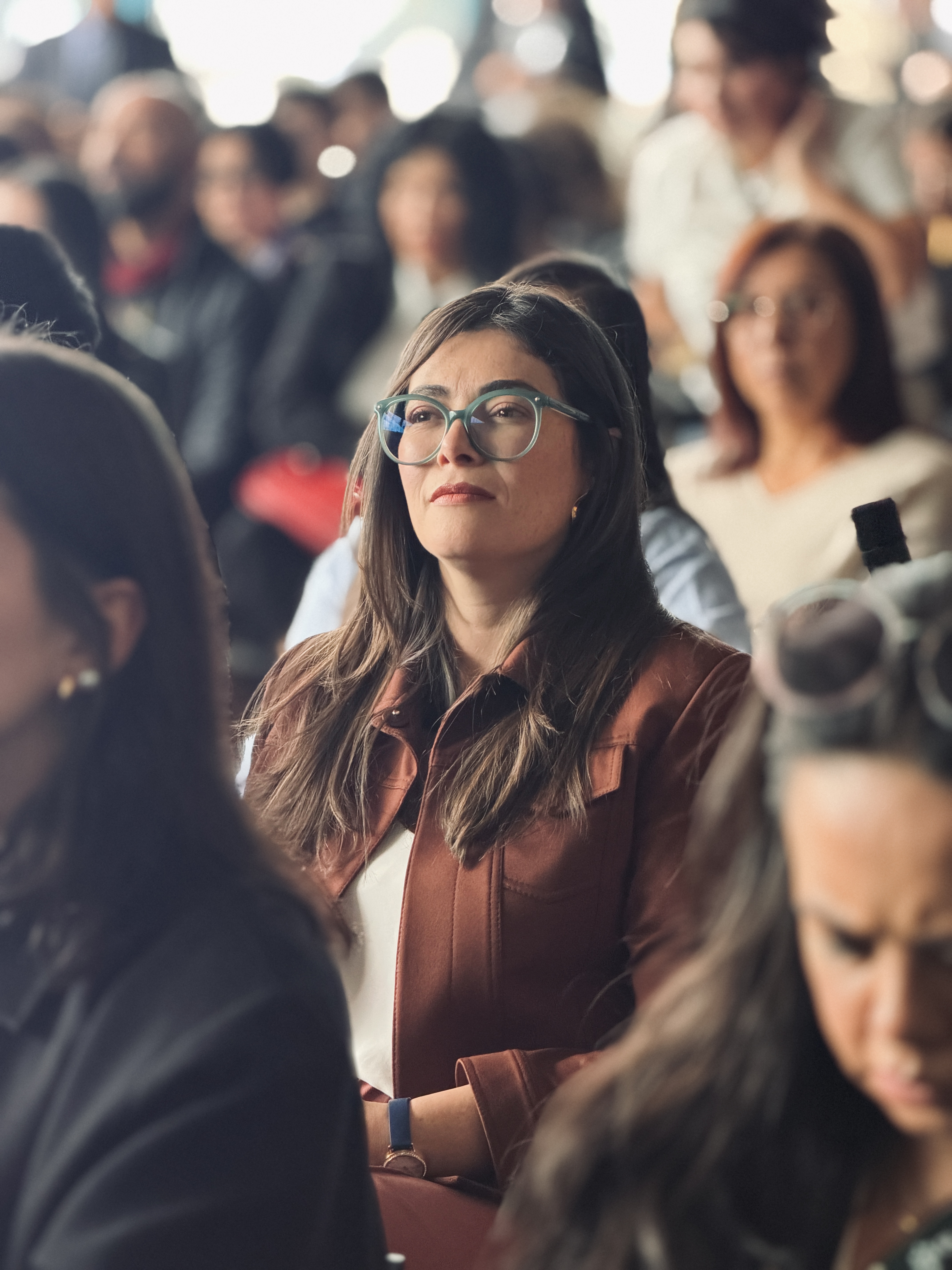 La directora Andrea Carolina Chacón Castillo presente junto a varios lideres que acompañan el evento de la feria del libro