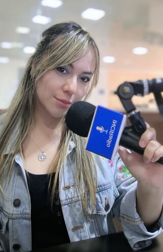 adriana pardo en la cabina con su mano izquierda sostiene el microfono