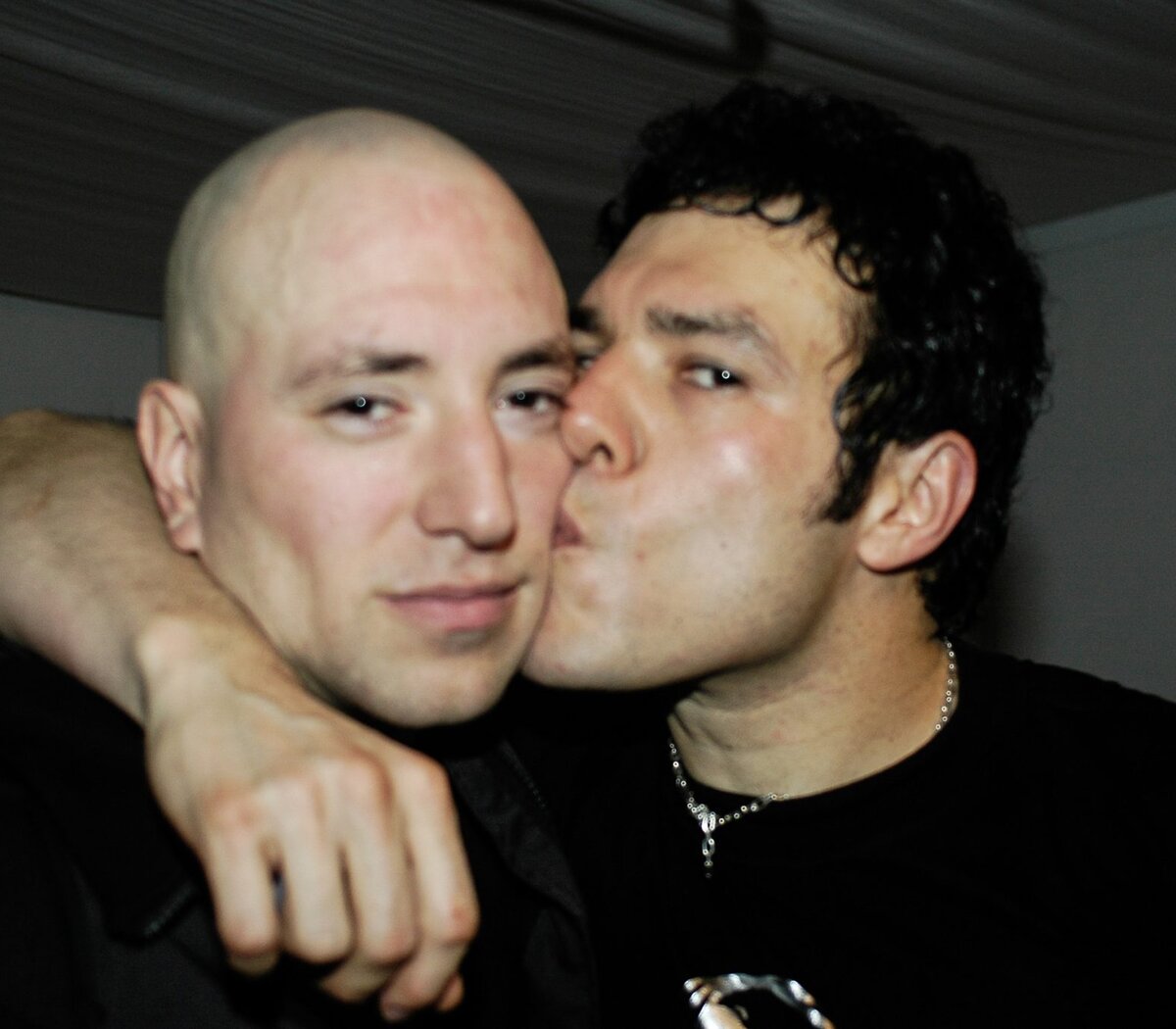 foto de los hermanos ruiz, Fernando le da un beso en la mejilla a gabriel, 