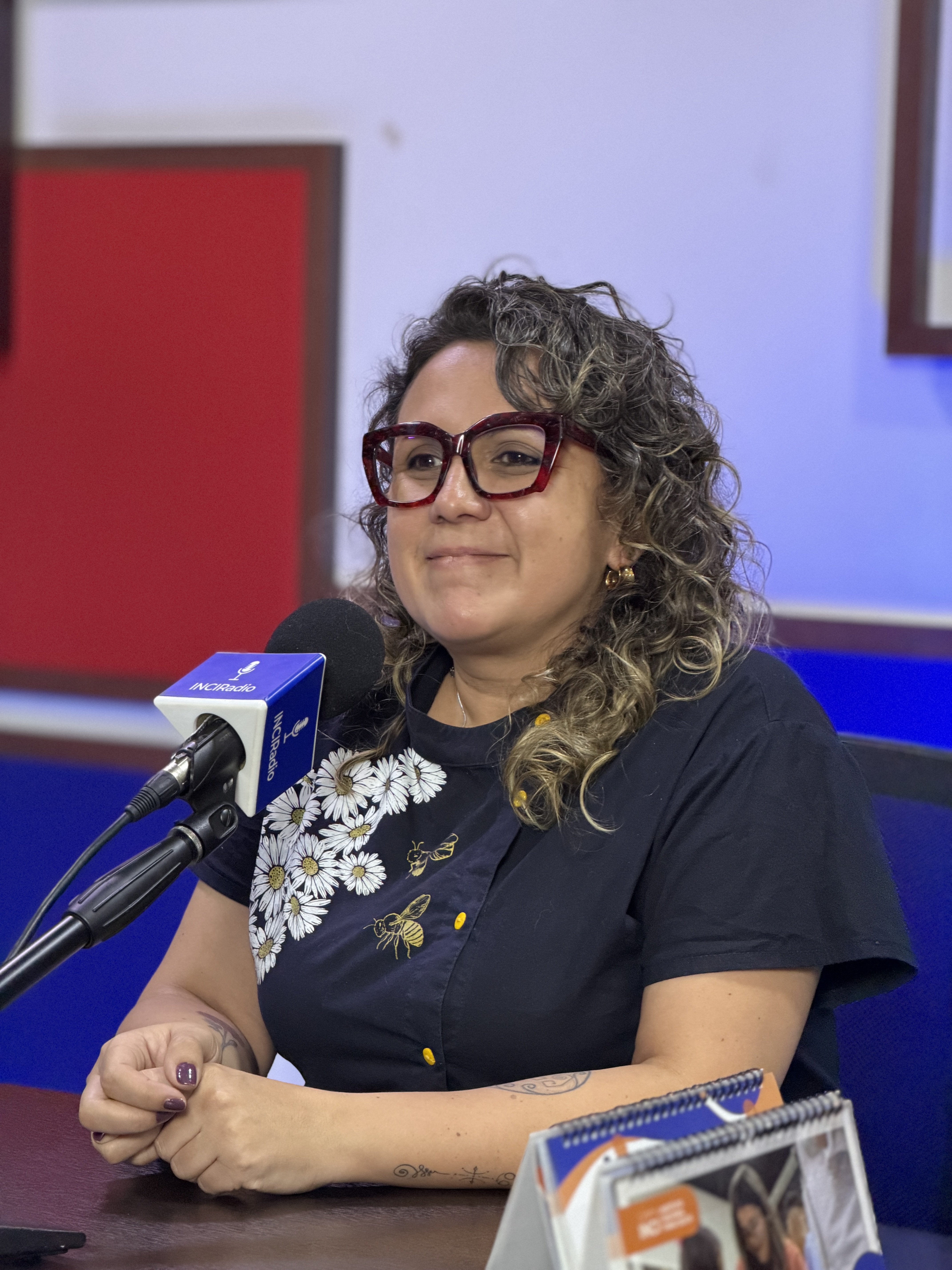 Adriana Ángel Forero, directora de la Feria Internacional del Libro de Bogotá – FILBo, sentada  en la cabina de inciradio. 