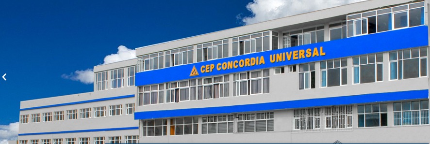 fachada  del colegio CEP Concordia Universal, el edificio  es de color blanco y azul, en el frente se ve sobre un fondo azul el logo del colegio y el nombre en color amarillo