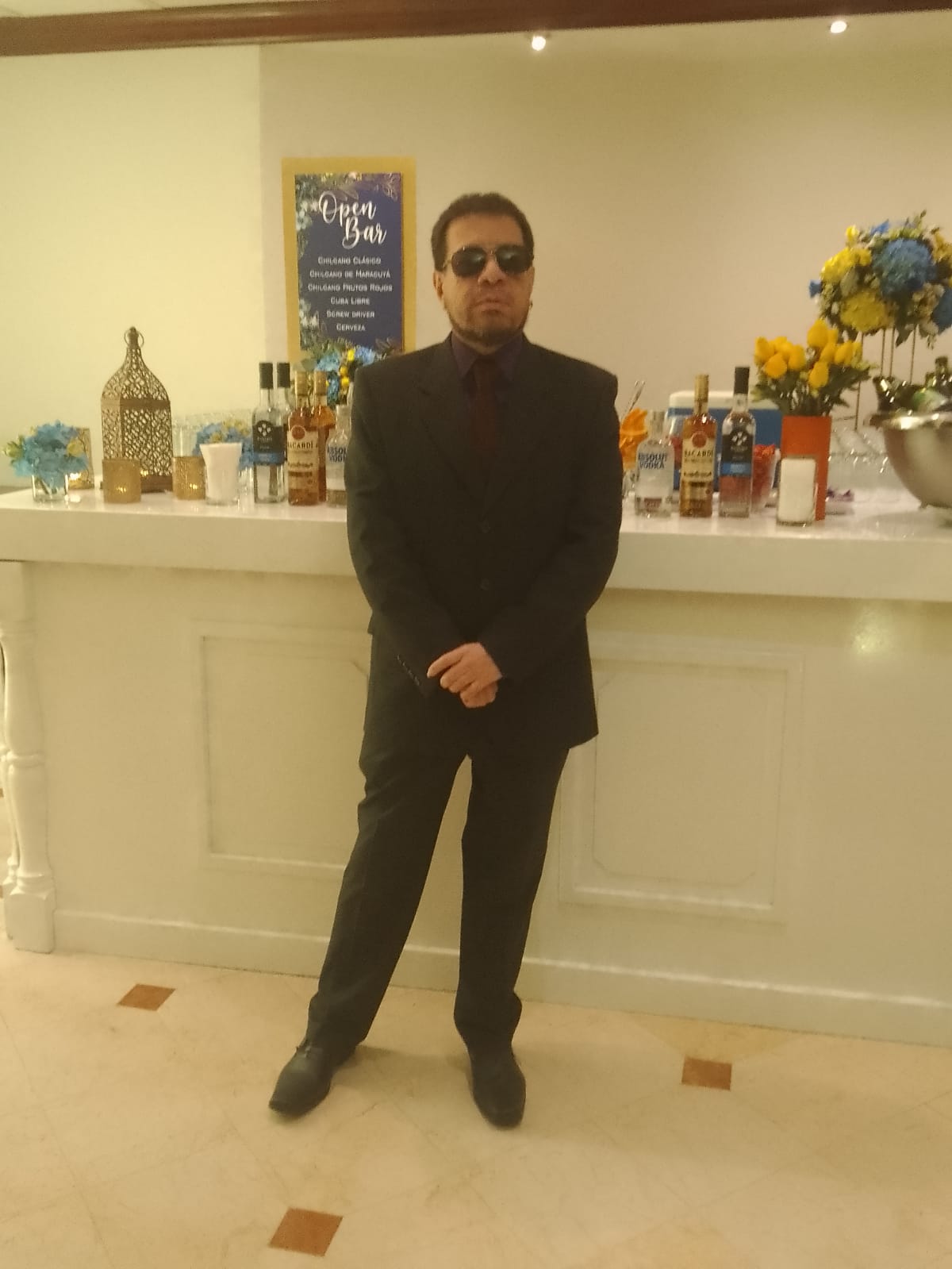 usando un traje de color negro el doc rock 