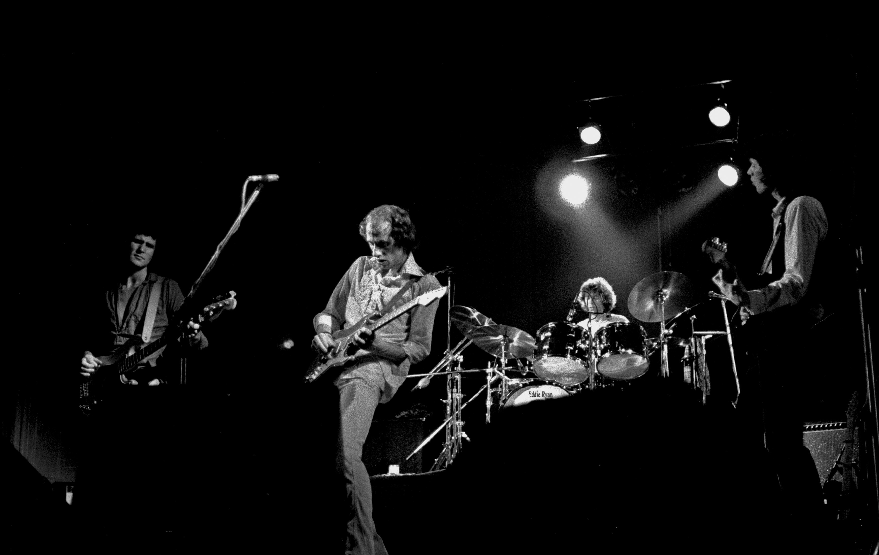 en blanco y negro en el escenario la banda de Dire Straits