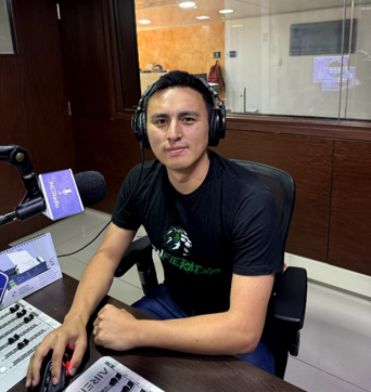 Frente a la consola principal en la cabina de INCIRadio,  se cuentra Alejandro 