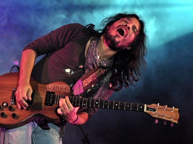 marcelo del grupo Amén sostiene una guitarreen sus manos