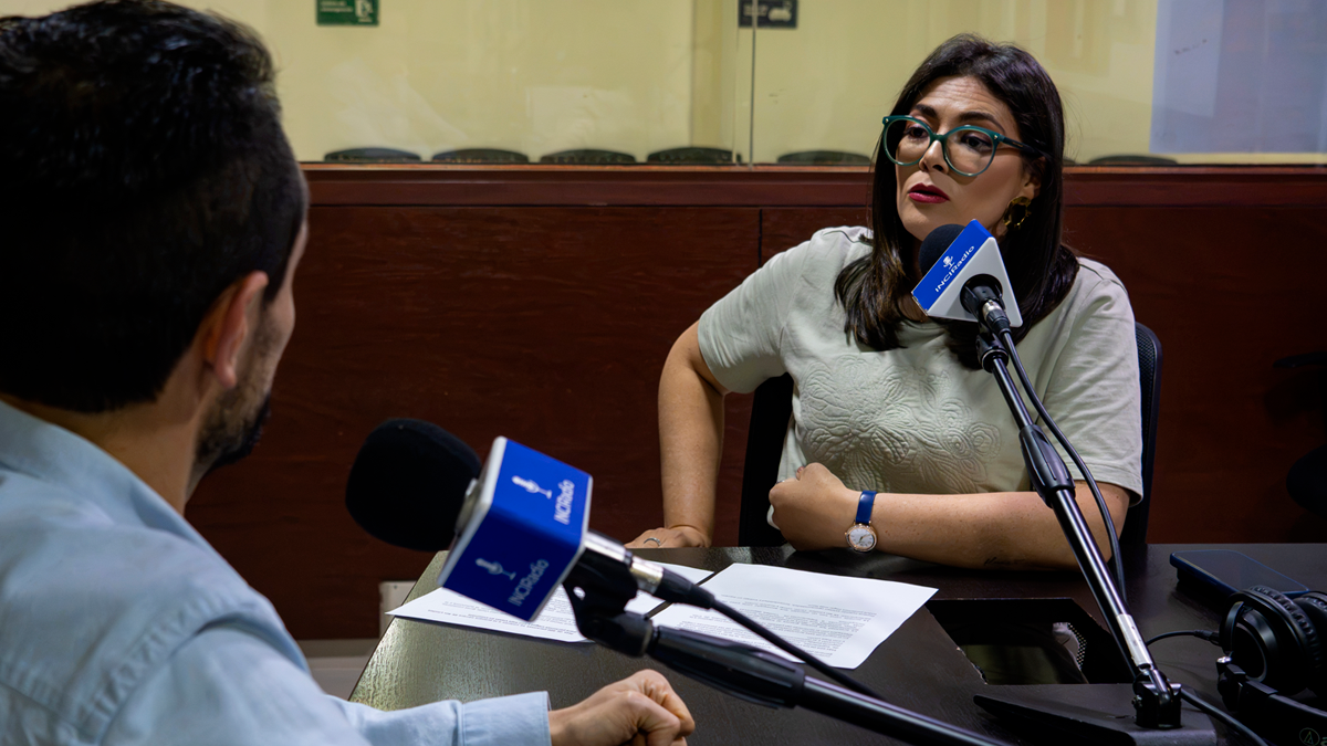 Andrea Carolina Chacón Castillo, directora general del INCI, durante una entrevista en los estudios de INCIRadio.