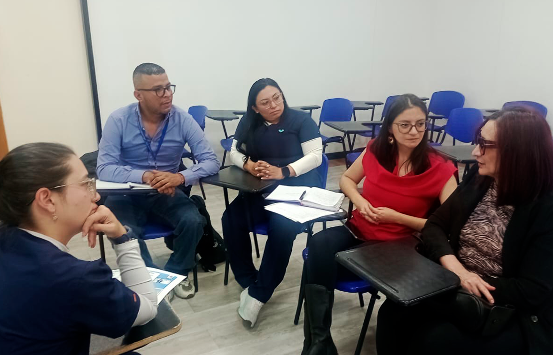 Fabio Leiva, profesional del área de Educación del INCI, participan junto a otros asistentes en una mesa de trabajo del I Encuentro Transdisciplinar sobre Sordoceguera y Percepción Sensorial, realizado en Bogotá.