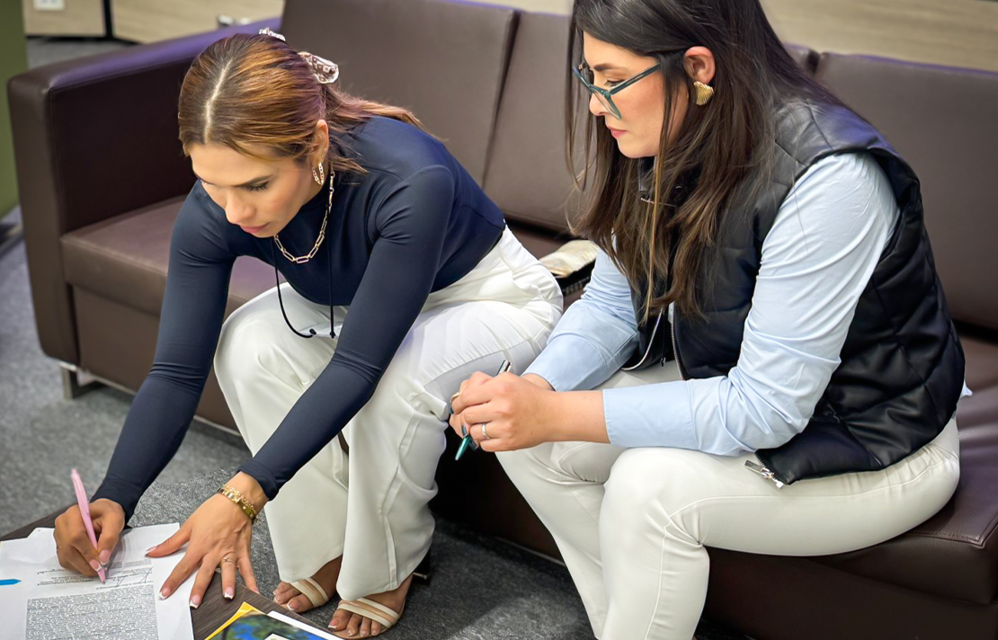Andrea Carolina Chacón, Directora General del INCI, y Karina Aruajo Maestre, Secretaria de Educación de Santander, firmando un memorando de entendimiento que permitirá fortalecer alianzas estratégicas orientadas a promover una educación más accesible e inclusiva para las personas con discapacidad visual en Santander.