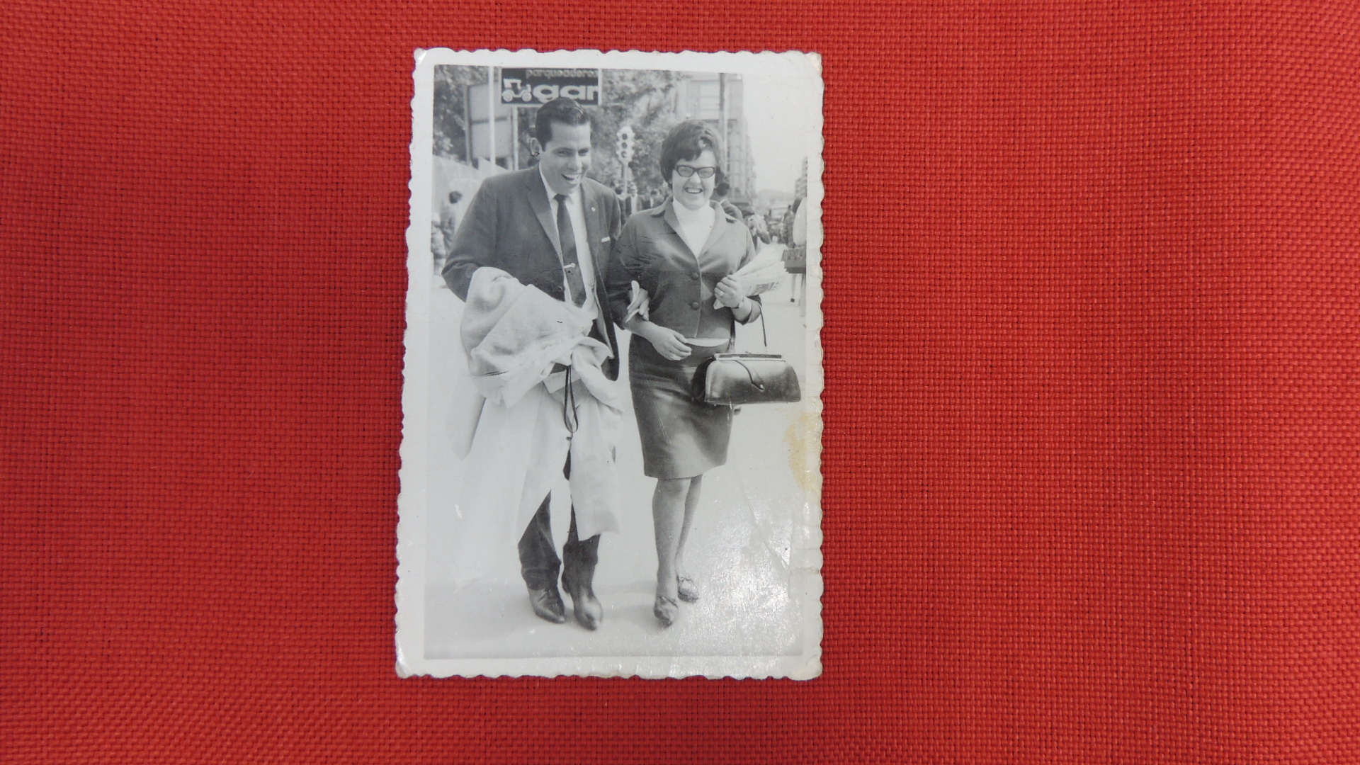 sobre un foto rojo una foto de Polidoro y Diva en blanco y negro