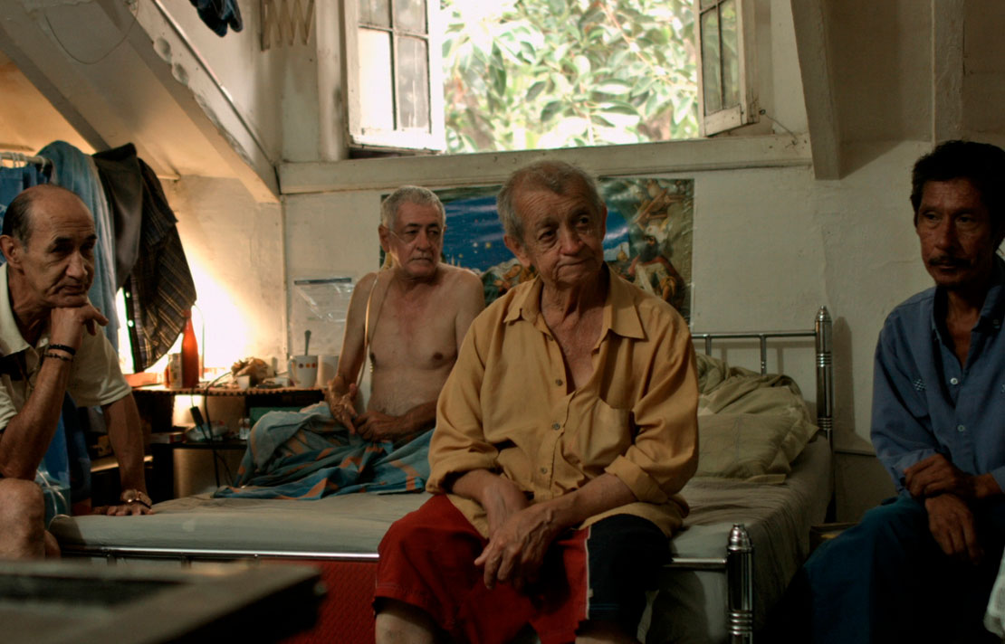 Escena de la película “La Estancia”, dirigida por Andrés Carmona, en la que cuatro hombres se encuentran reunidos en una habitación.