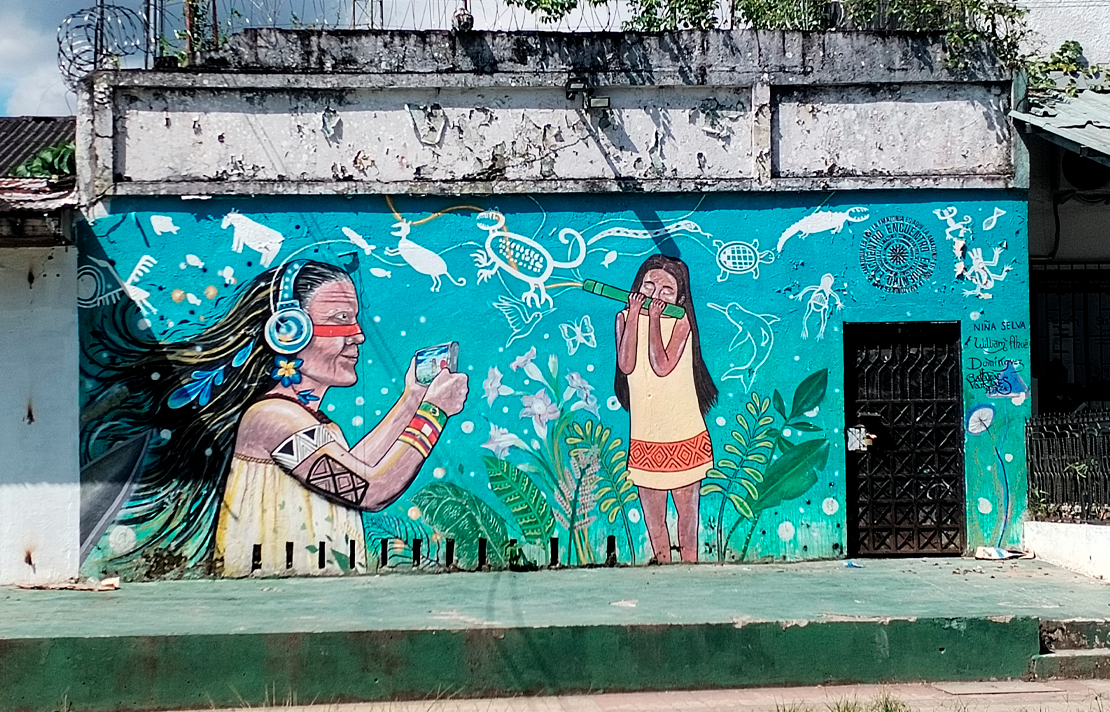 Mural de temática amazónica en Leticia, con ilustraciones de mujeres indígenas, fauna, flora y elementos culturales de la región, como parte del entorno cultural del departamento del Amazonas.