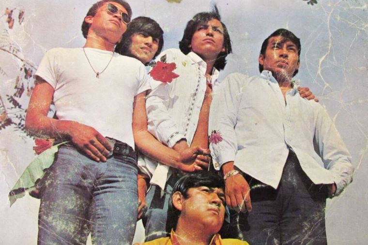 con camisa blanca en una foto antigua están los Yorks