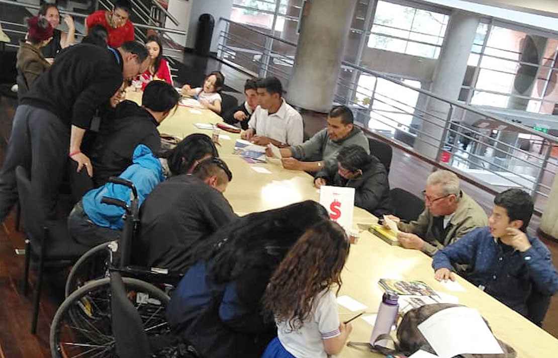 Fotografía, asistentes al taller braille para personas sordas