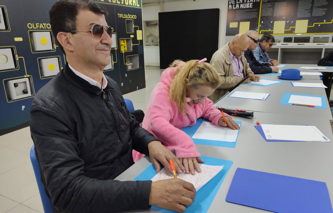 Persona con discapacidad visual Escribiendo en braille