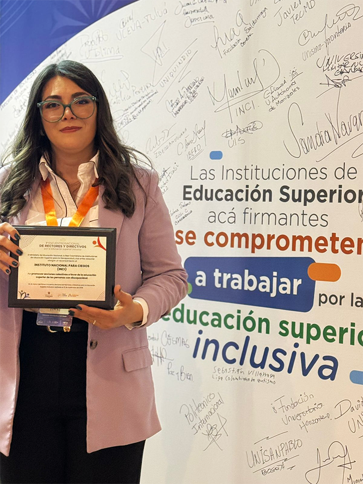La directora del INCI, Andrea Carolina Chacón recibió un reconocimiento al Instituto Nacional para Ciegos - INCI por promover acciones colectivas a favor de la educación superior de las personas con discapacidad otorgado por el Ministerio de Educación Nacional, la Red Colombiana de Instituciones de Educación Superior para la Discapacidad y sus entes asesores otorgaron . 